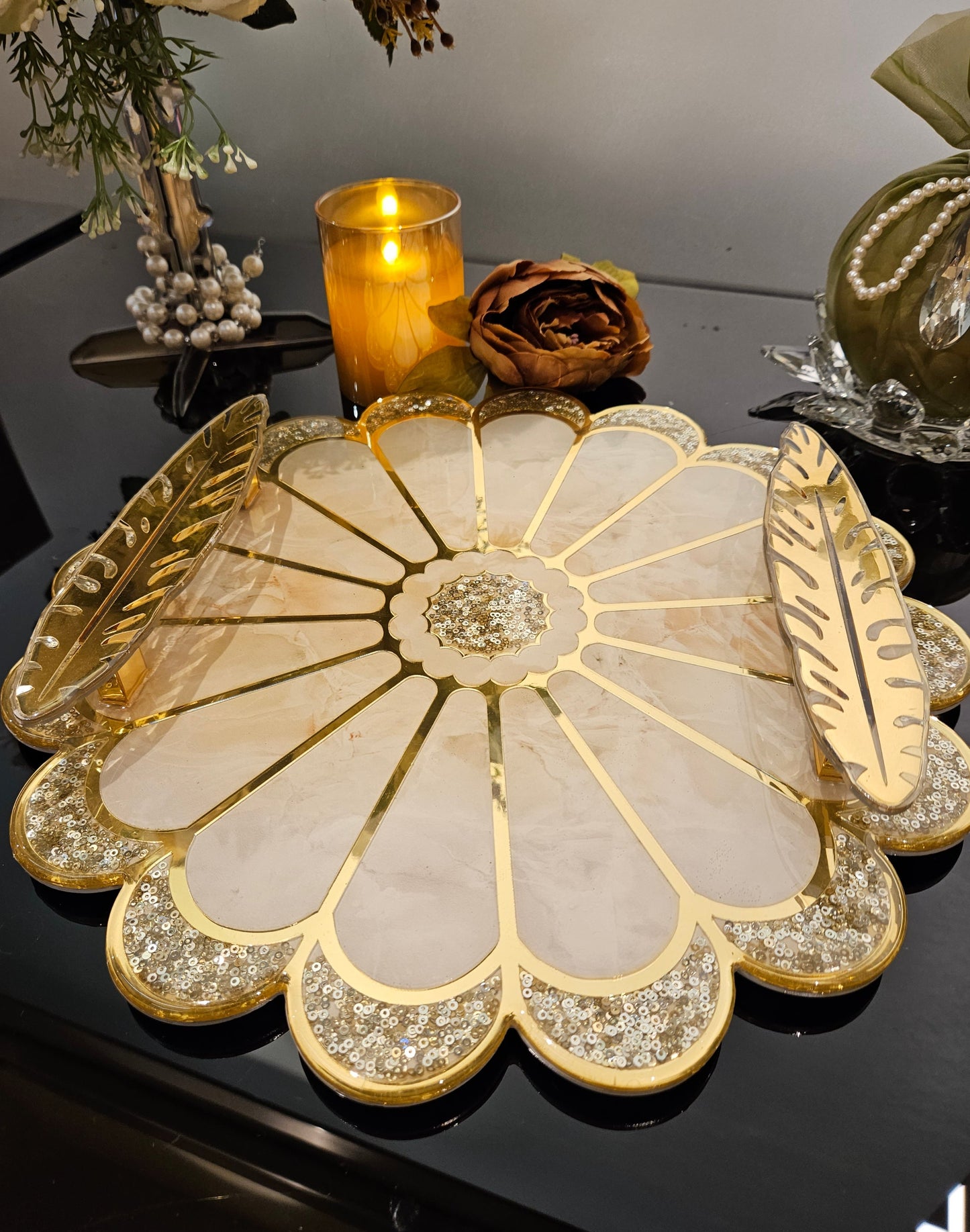 Daisy Gold: Round Tray