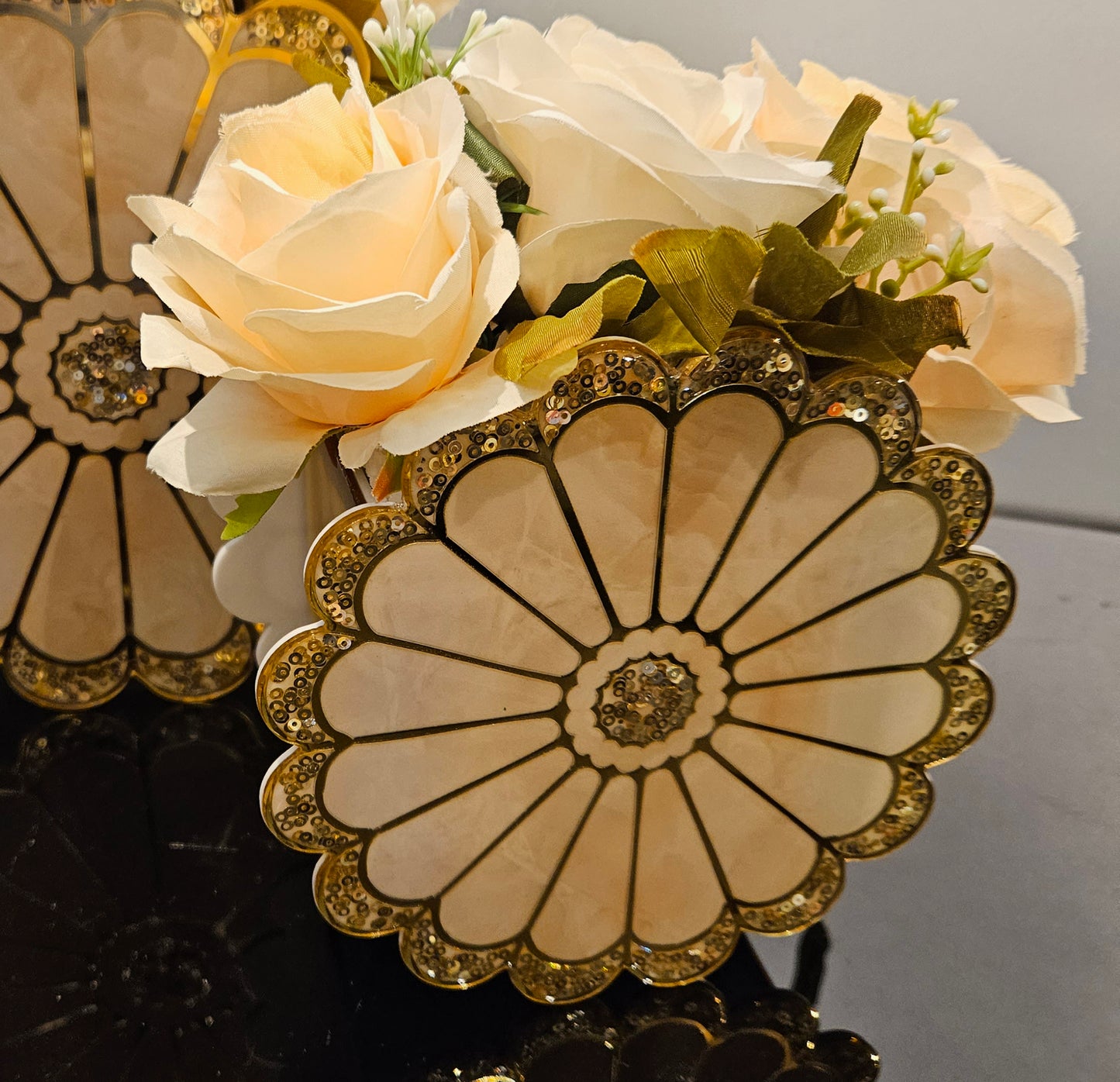 Daisy Gold: Vase 6"