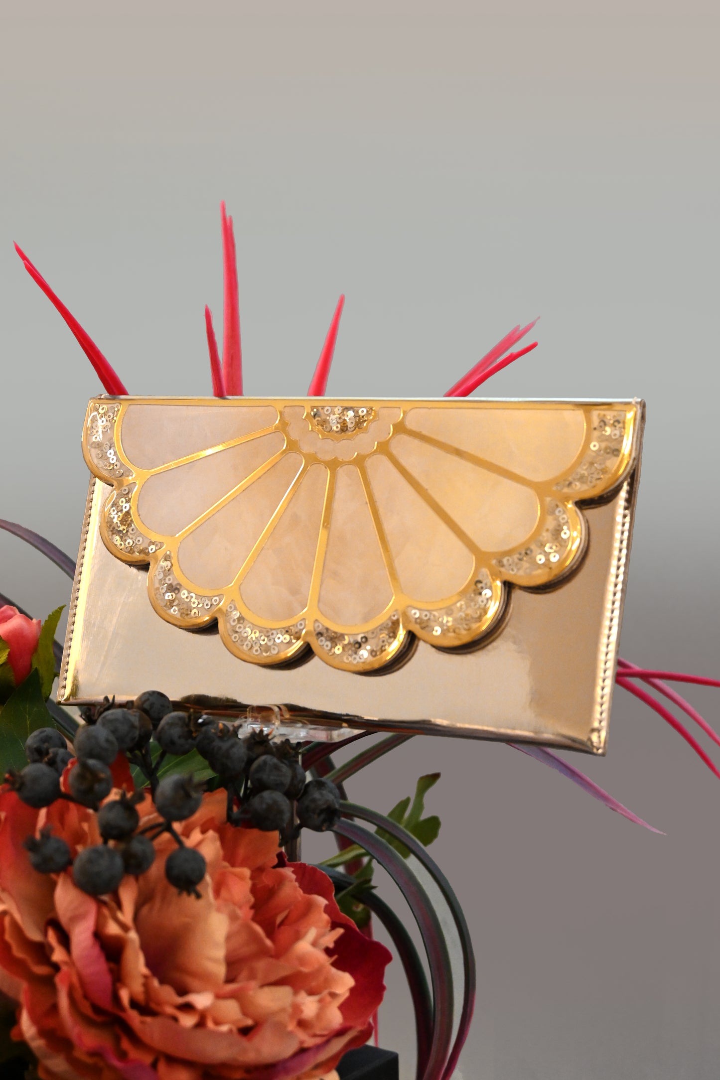 Daisy Gold: Clutch