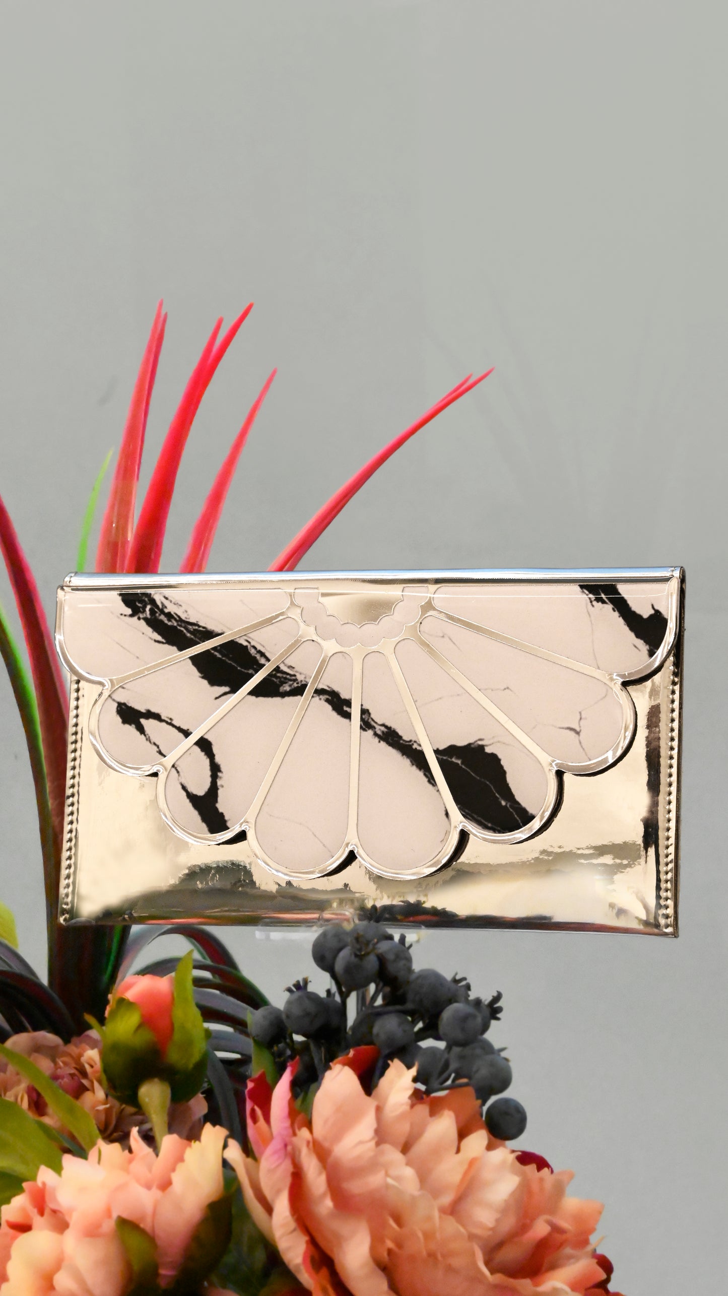 Daisy White: Clutch