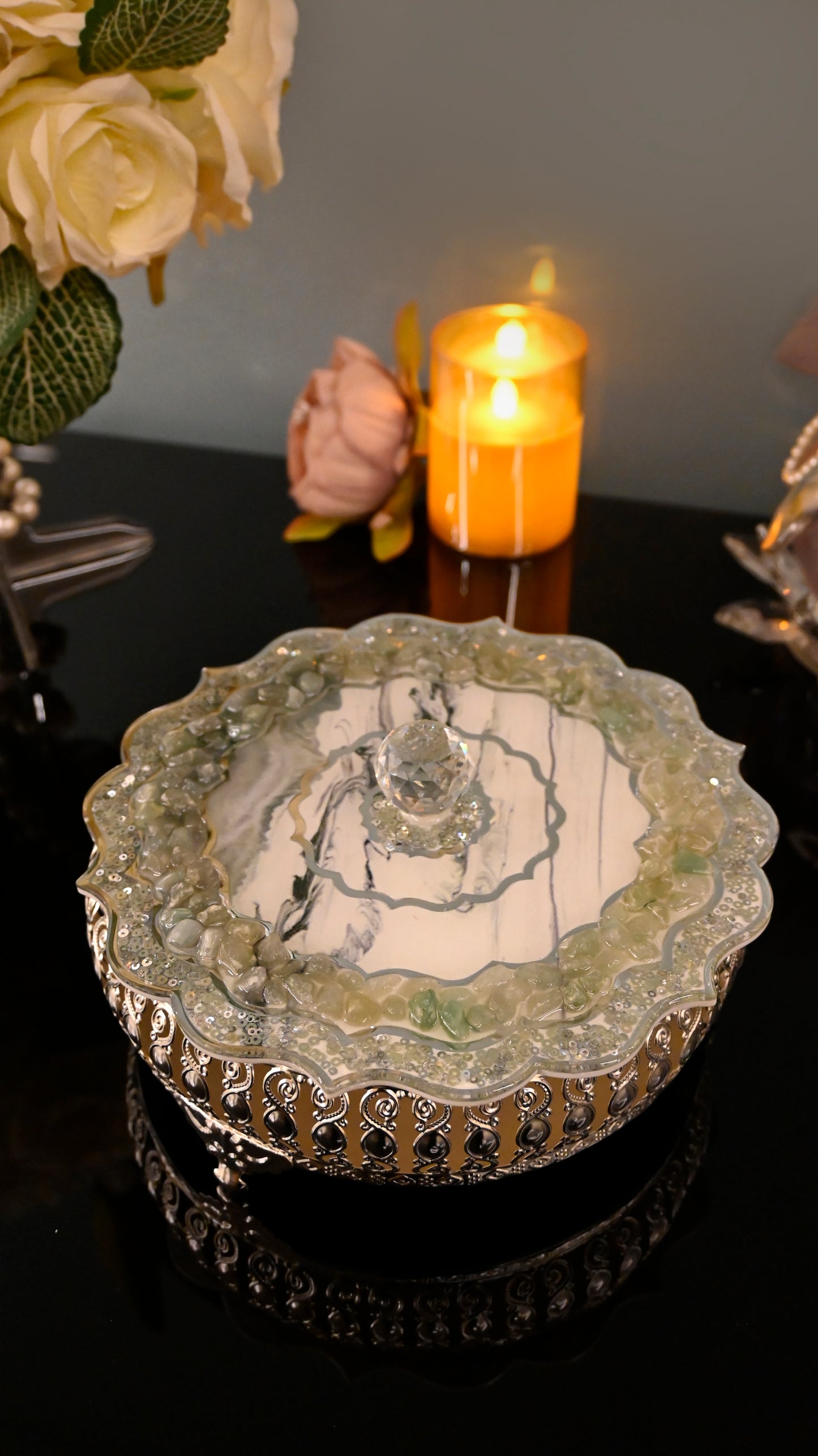 Rose Stones Green: Large Round Serving Lid with Tray