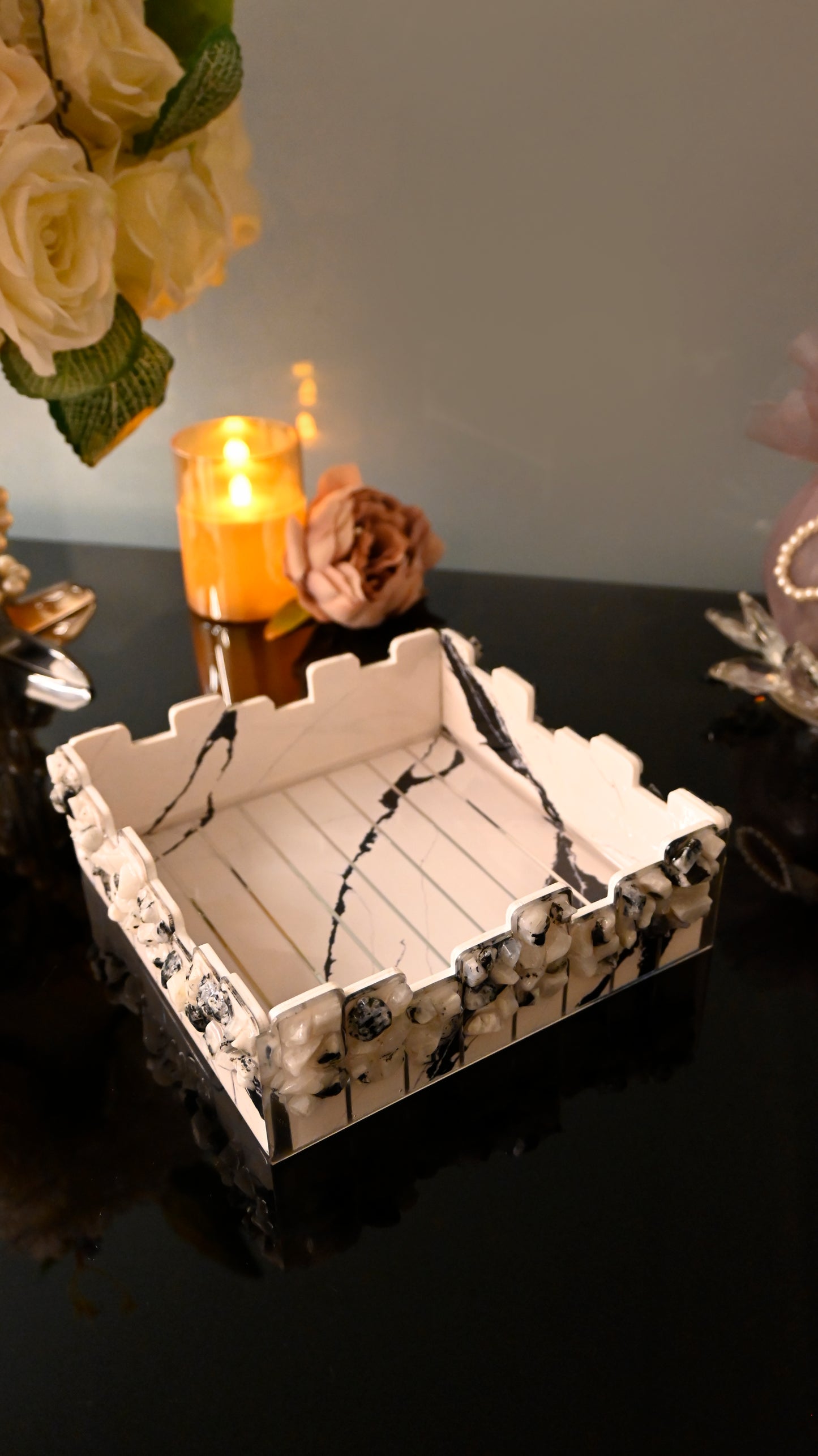 High-Low Stones White: Small 4 Wall Tray