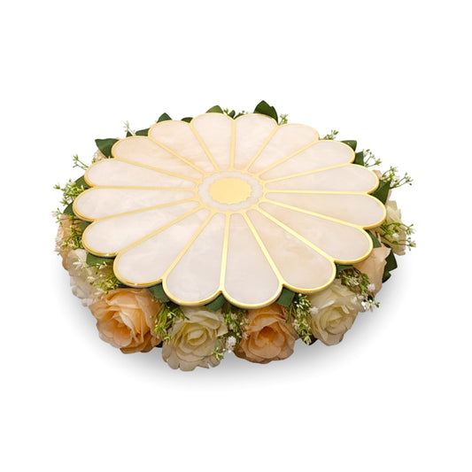 Daisy Gold: Cake Stand