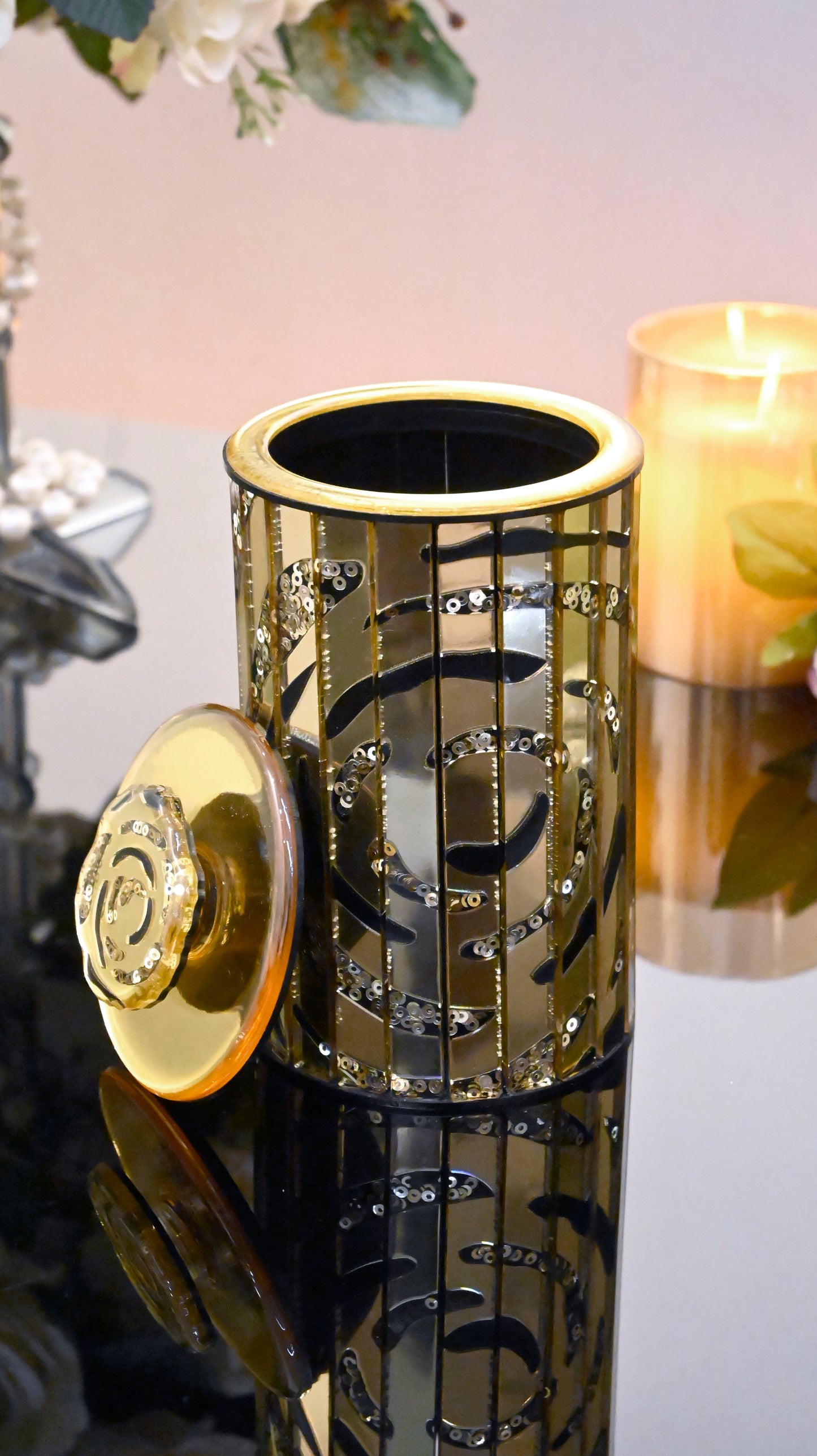 Black & Gold Rossette Sequin: Medium Container With Lid