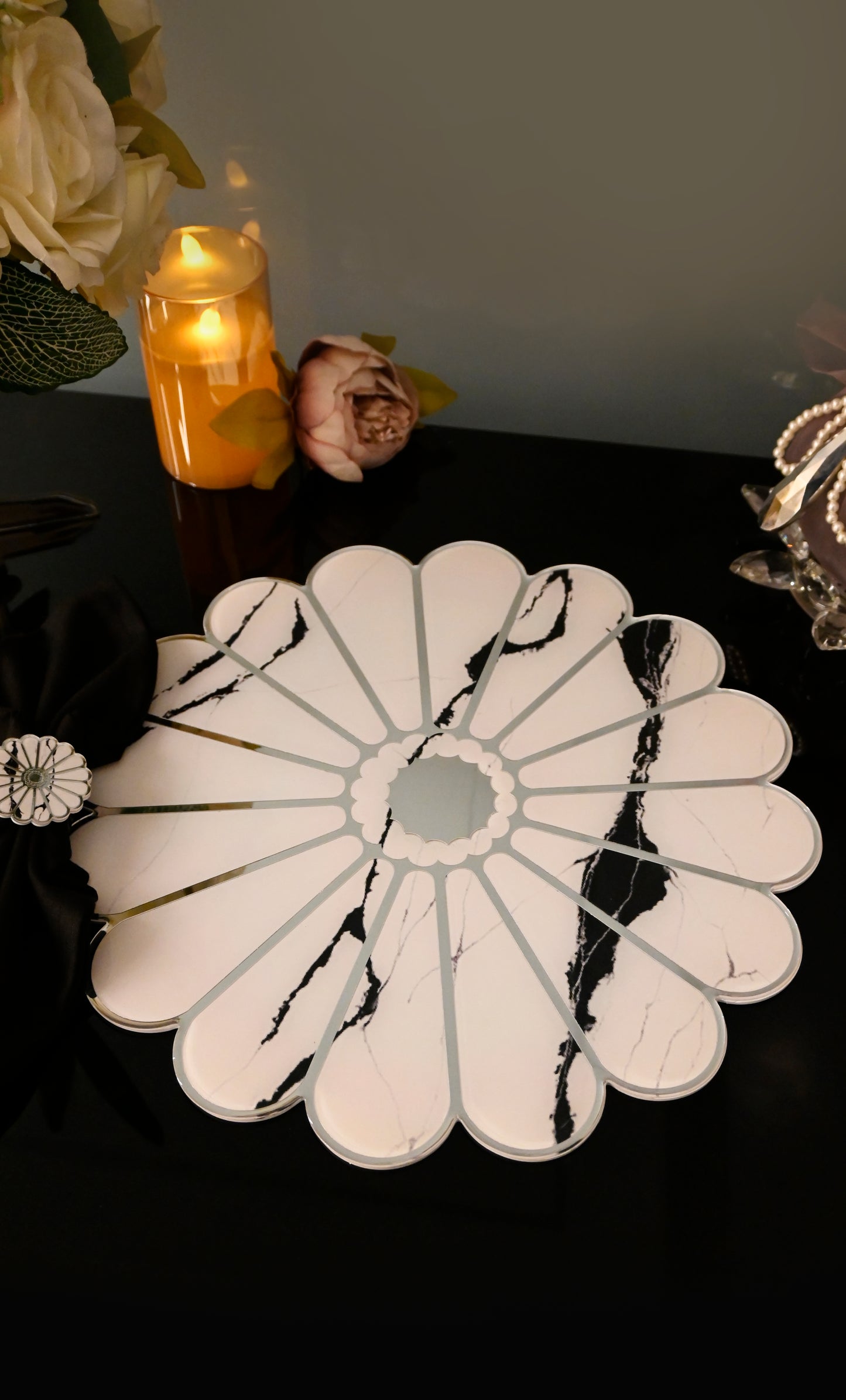 Daisy White: Placemat 16''