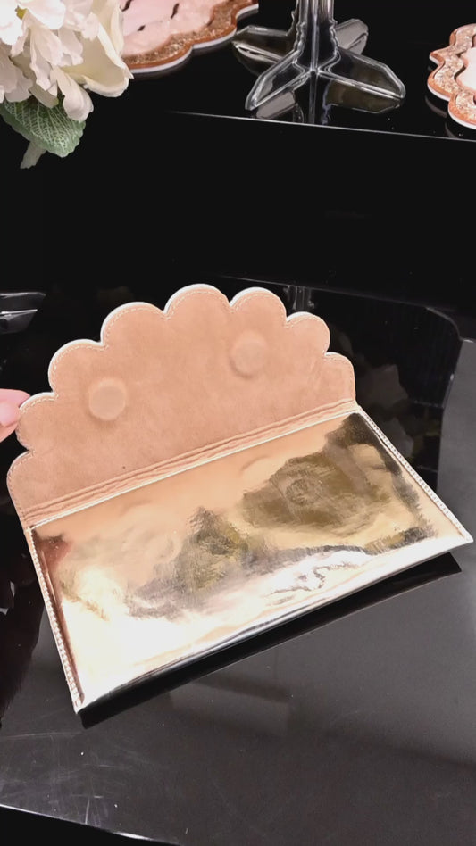 Daisy Gold: Clutch