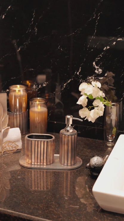 Metallic Silver: Bathroom Set